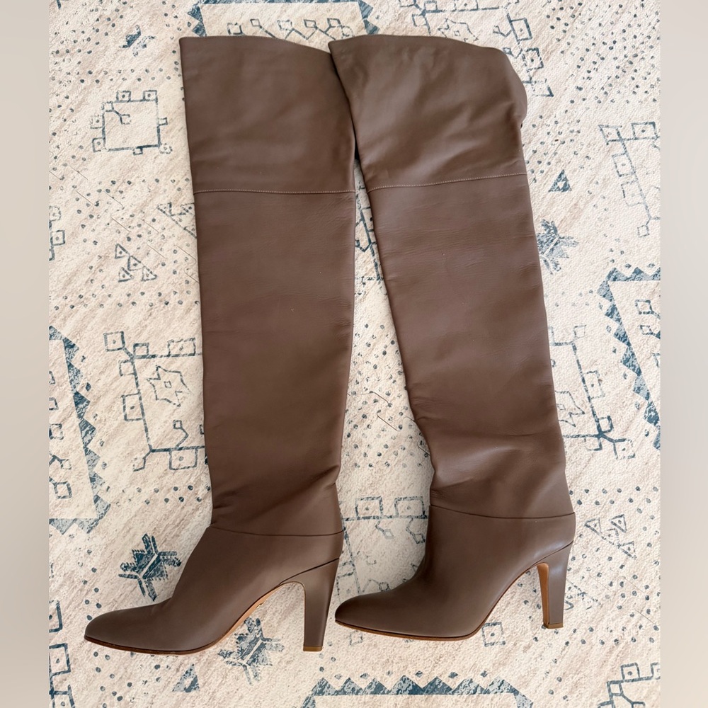 ✨ CHLOE Eve Over-the-knee Leather Boots In Grey
$2150 - Picture 4 of 9